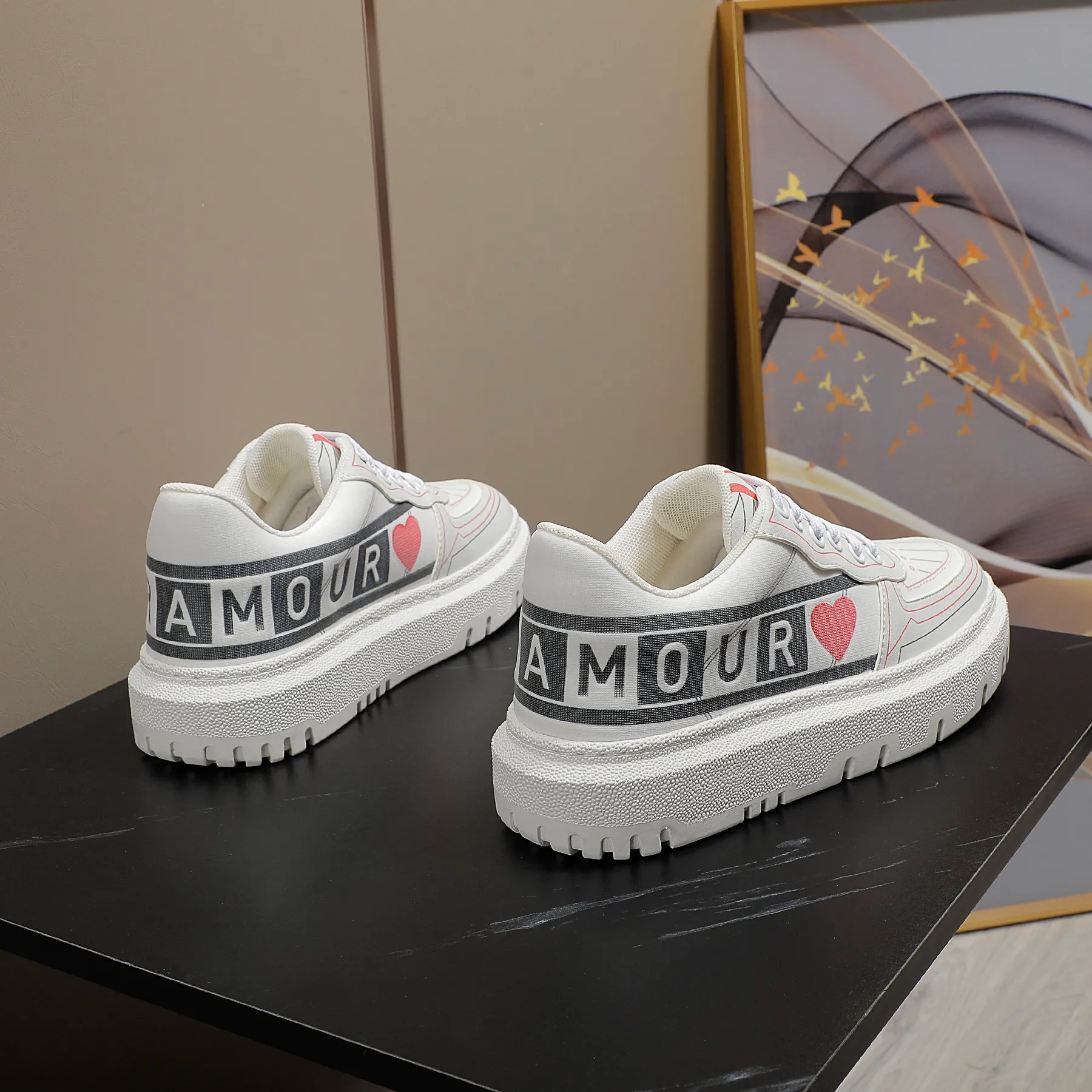 👟👟Ex-factory price 480👟👟 2021ssDior shell-toe casual white shoes, the latest letter strip layout with luminous colors, the same style as the ready-to-wear series 1️⃣Original mold opening 2️⃣Original cowhide➕Breathable mesh lining 3️⃣TPU evacuation outsole 4️⃣Injection-molded latex cowhide feet 5️⃣Full set of packaging at the counter, code number 35-40 (41 can be customized)